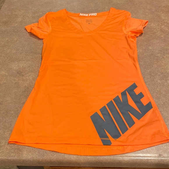 Nike Tops - Women’s Nike shirt size small